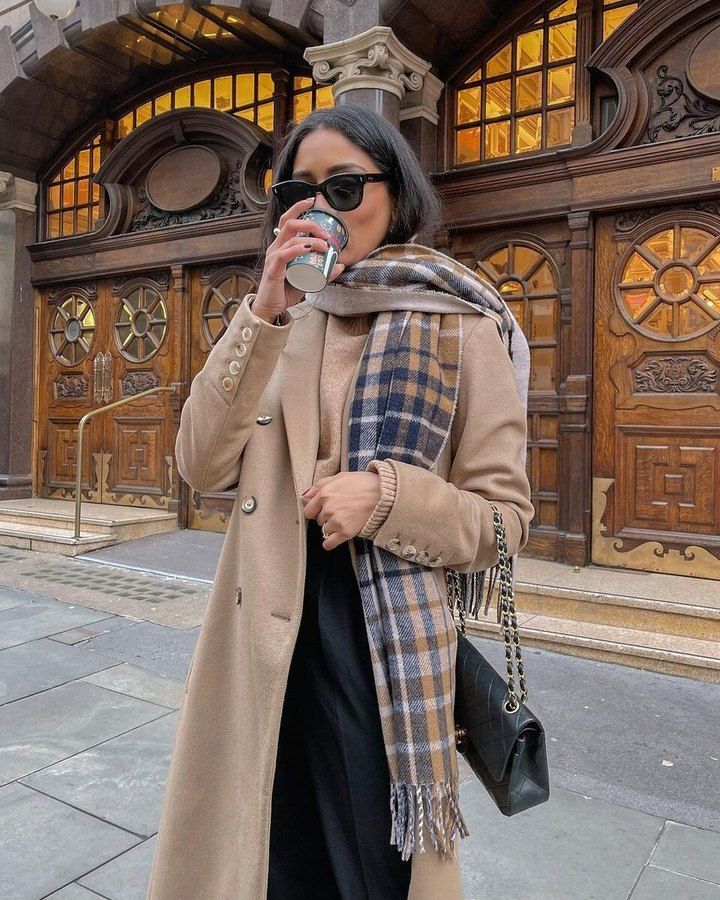 Клетчатый шарф повторяет спокойные оттенки бежевого пальто